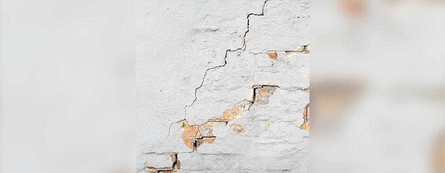 تشققات الجدران : أسباب ظهور تشقق الجدران في منزلك وكيفية علاجها؟
